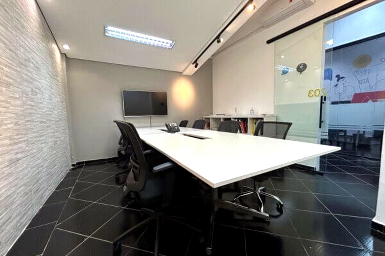 Sala de reunião para 8-10 pessoas com TV