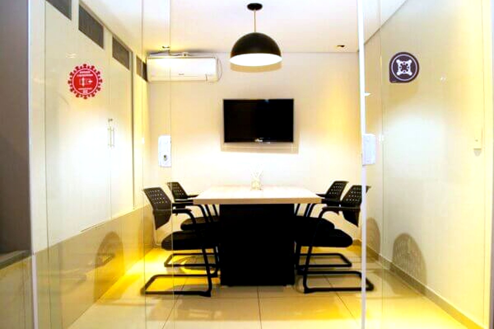 Sala de reunião para até 6 pessoas com TV